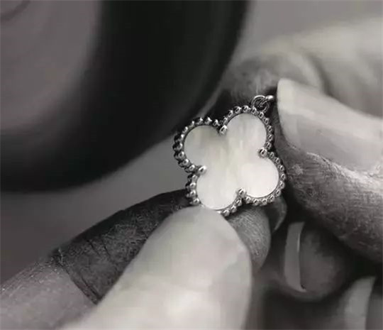 国际珠宝大牌们和平价材质那些事  第5张