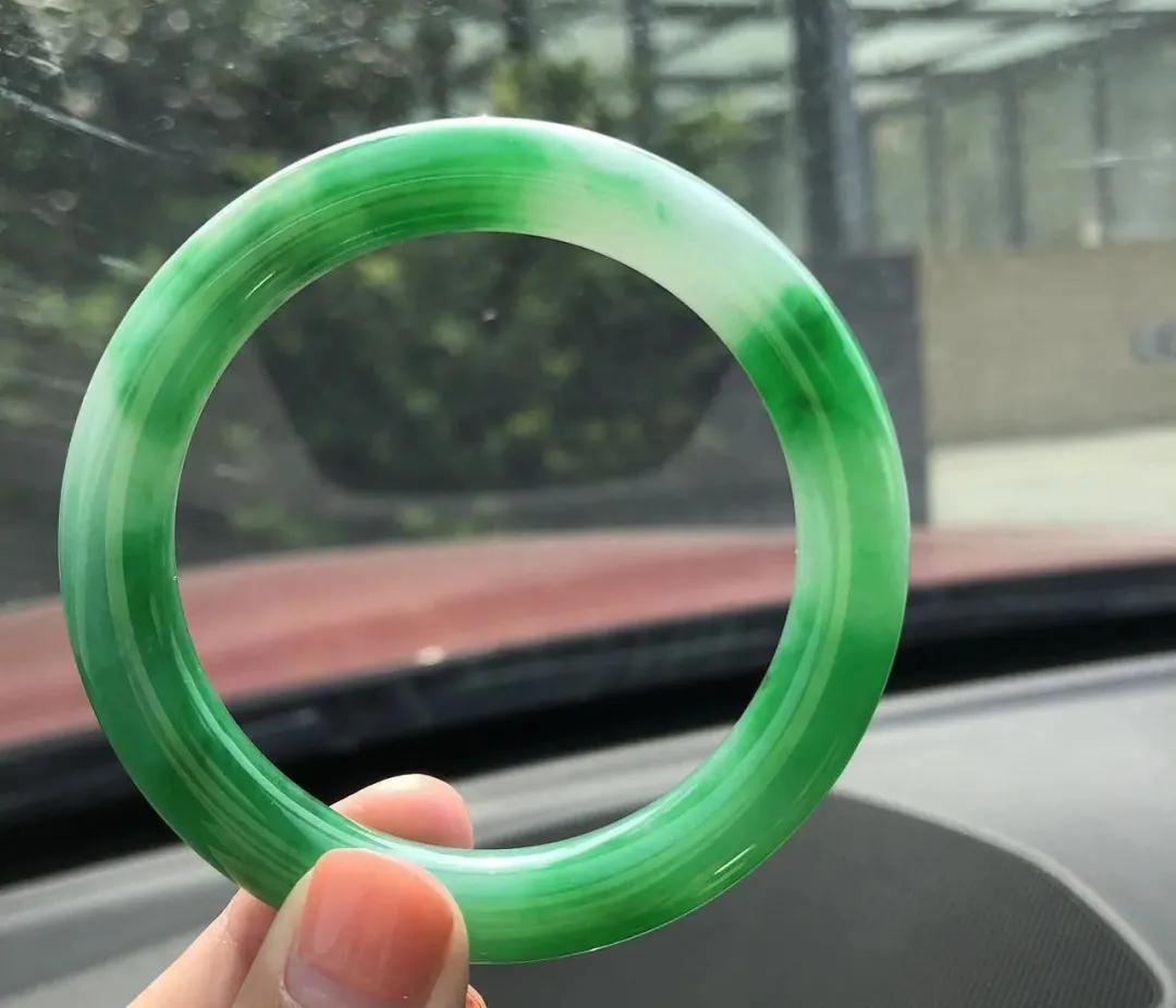 复古翡翠戒指睁眼了，六位数的翡翠镯子长什么样？   第1张