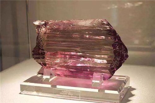 翡翠赌石市场翡翠玉石遇光会褪色的宝石！  第3张