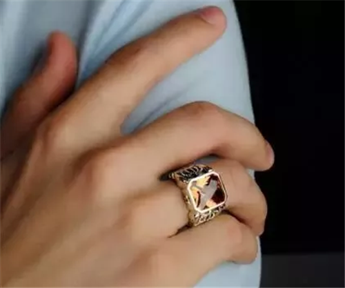 红玉鉴定戒指戴在哪个手好？  第1张