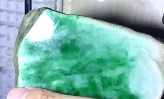 翡翠单面镶嵌手镯翡翠原石说说，翡翠原石来源于哪？   第2张
