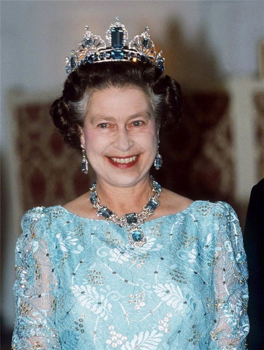 一起看看英国皇室的女人佩戴的蓝宝石  第9张