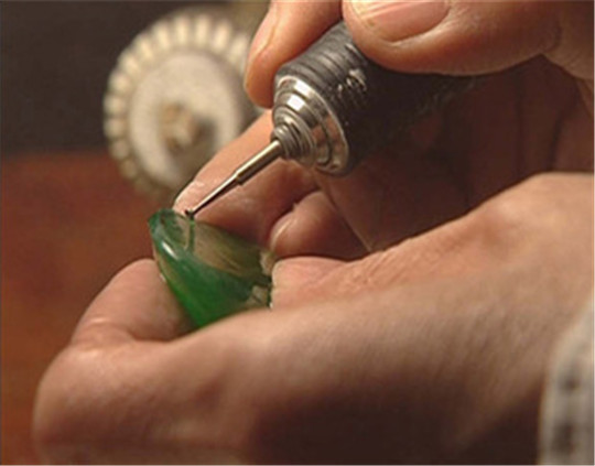 翡翠手镯铁锈线玉石的价格到底是怎么定的？  第3张