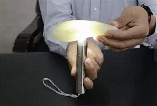 用手电筒看玉石，这是什么招式？  第4张