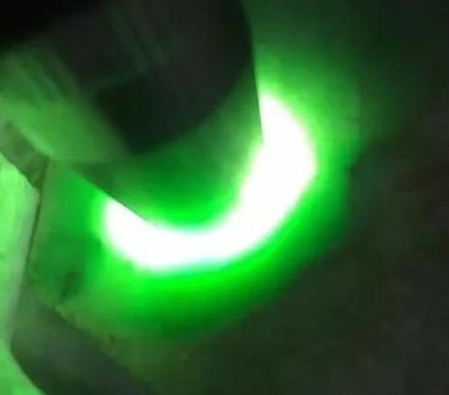 广东揭阳玉石批发缅甸翡翠上大锯，一看木那出奇迹，小伙酒席摆起来了  第5张