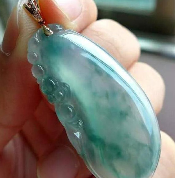 翡翠原石皮壳翻砂图解小伙小千价买的全身冒绿的翡翠原石，几经雕刻，多少钱都不卖  第9张