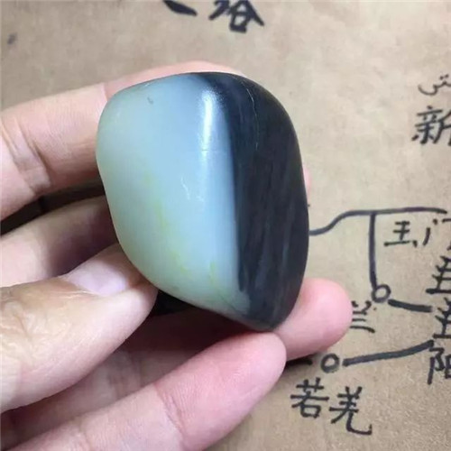 黑色翡翠手镯好么如何从和田玉颜色判断其收藏价值？  第4张