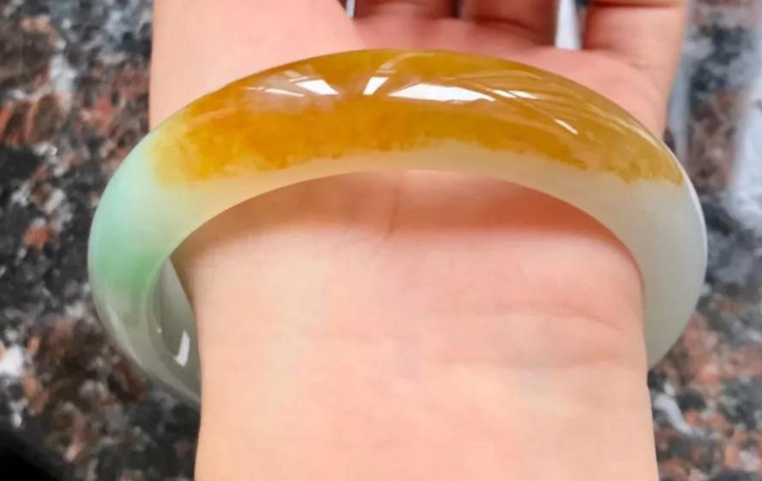 翡翠和玉的差别都说翡翠以绿为贵，绿色翡翠就一定贵吗？  第5张