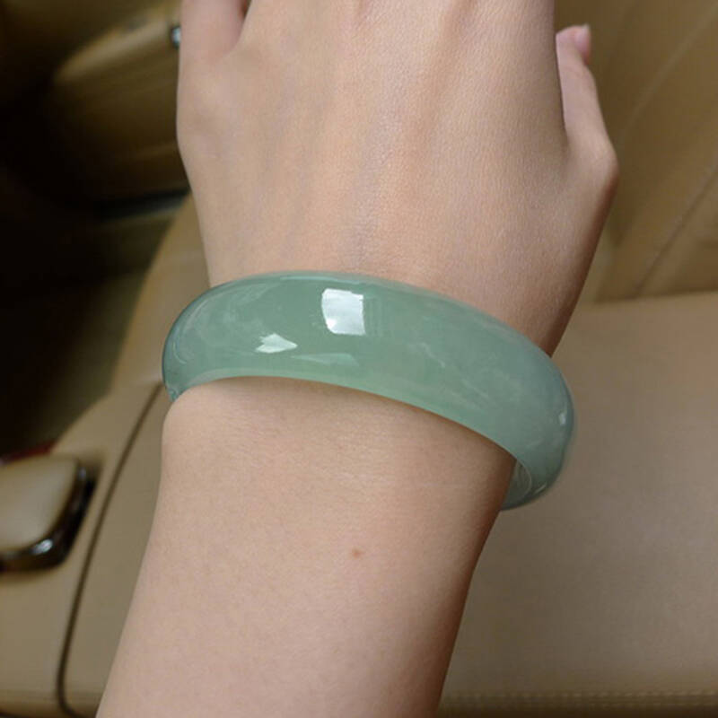 免费翡翠鉴定评估女人戴翡翠好还是玉好？佩戴翡翠和玉注意事项   第2张