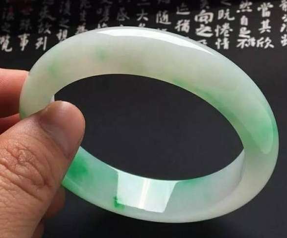 广东揭阳玉石批发缅甸翡翠上大锯，一看木那出奇迹，小伙酒席摆起来了  第7张