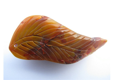 翡翠貔貅背上如意现在很多玛瑙叶子，叶子题材玛瑙雕件有何寓意？  第1张