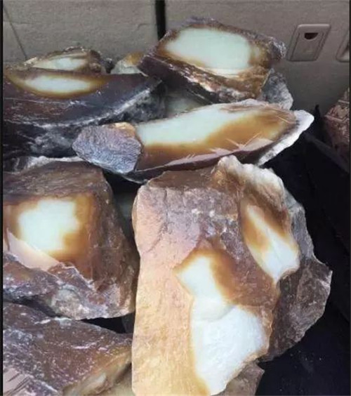 黑色翡翠手镯好么如何从和田玉颜色判断其收藏价值？  第9张