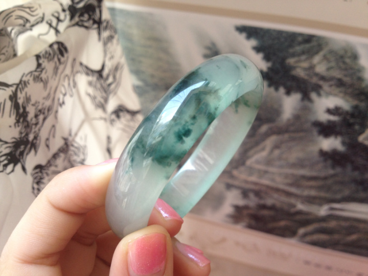 菠菜绿翡翠吊坠云南瑞丽翡翠交易市场假货多吗？哪些翡翠最好不要买呢？   第2张