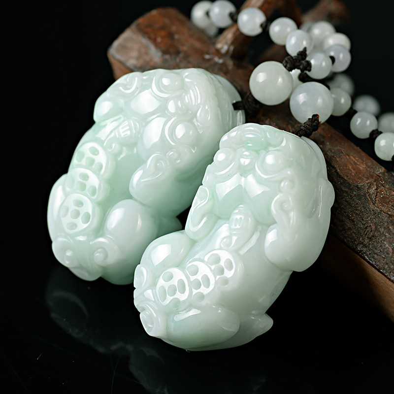 方形翡翠戒指,红翡翡翠貔貅受人欢迎的原因是什么 关于它的常识在这里   第2张