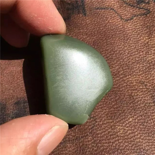 黑色翡翠手镯好么如何从和田玉颜色判断其收藏价值？  第2张