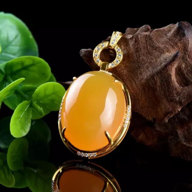 鉴定翡翠的灯叫什么一字之差，黄龙玉却天差地别，什么情况？  第1张