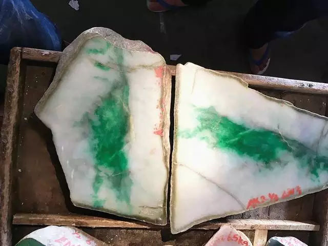 翡翠原石黑色石头天然奇石妙趣|熊猫宝宝、桃花运、高跟鞋子、花蝴蝶……藏在翡翠翡翠原石里的意外惊喜   第3张