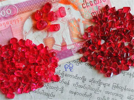 带你一起“打假”王室珠宝  第5张