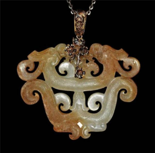 翡翠挂件钻了两个孔人和玉石互相养护的三大秘密！  第2张