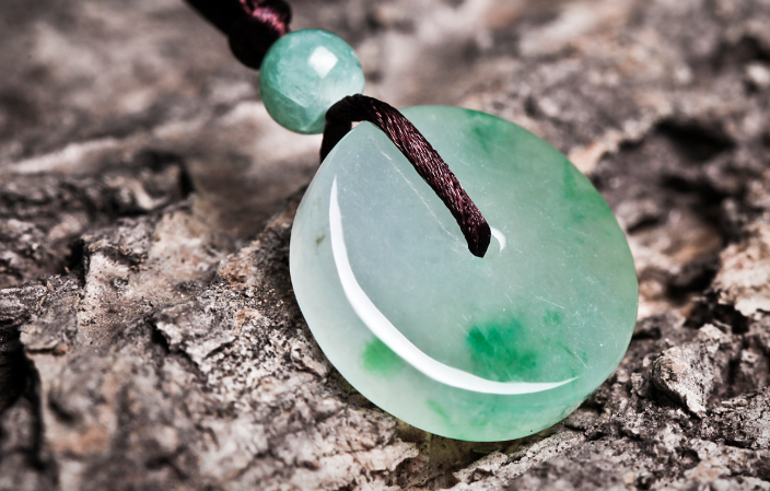 缅甸翡翠平安扣是什么吸引了你？古典美与现代时尚元素的完美结合   第2张