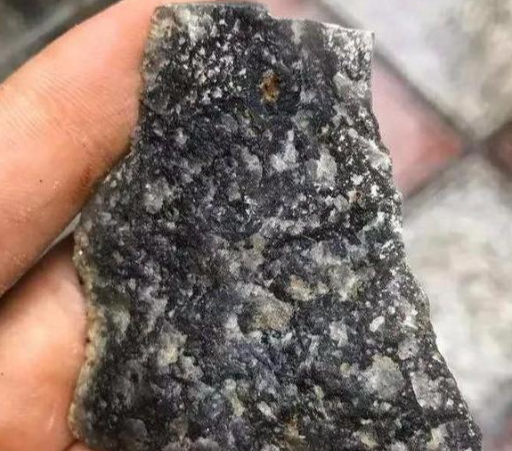 翡翠豆绿手镯本以为是块煤炭险些丢掉，没想到是王者，几经雕琢富到流油  第1张