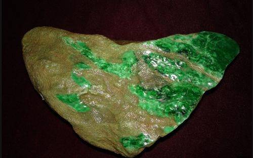 翡翠单面镶嵌手镯翡翠原石说说，翡翠原石来源于哪？   第1张