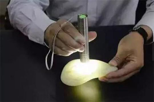 用手电筒看玉石，这是什么招式？  第2张