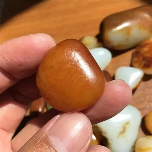 黑色翡翠手镯好么如何从和田玉颜色判断其收藏价值？  第6张