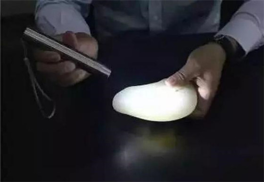 用手电筒看玉石，这是什么招式？  第3张