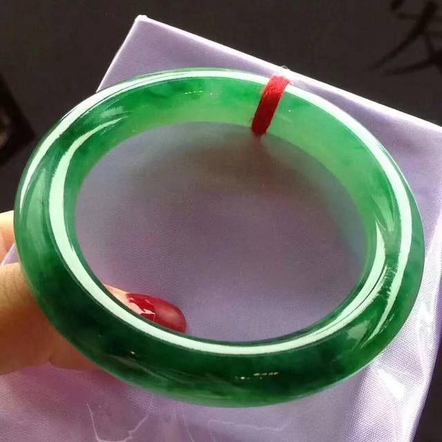 翡翠和玉哪个养人？翡翠的功效有哪些？哪一种价值更高呢？   第1张