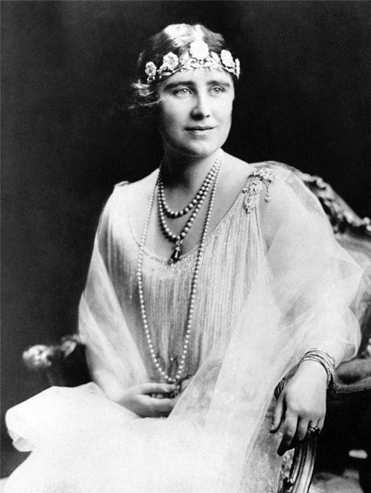 一起看看英国皇室的女人佩戴的蓝宝石  第8张