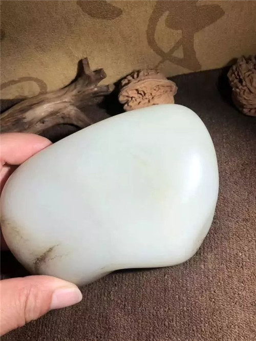 黑色翡翠手镯好么如何从和田玉颜色判断其收藏价值？  第1张