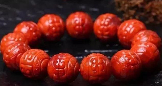 翡翠如何把玩盘一串就能陪伴你到老，这样的手串你有几串？  第8张