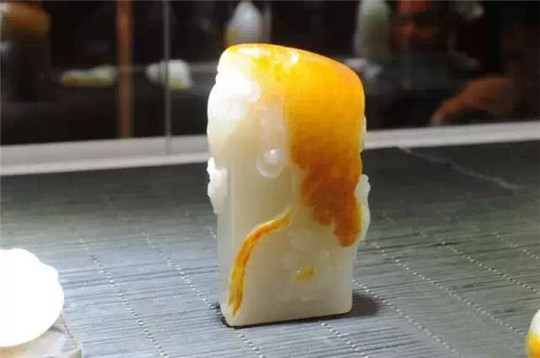 翡翠挂件钻了两个孔人和玉石互相养护的三大秘密！  第5张