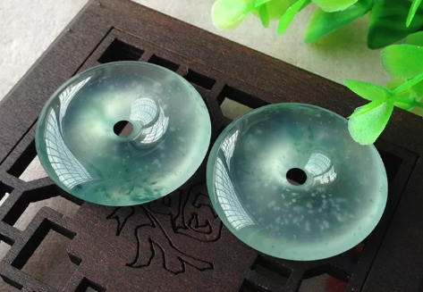 翡翠挂件雕刻机下刀不到底是咋回事翡翠玉有什么作用？翡翠配戴作用与功效 