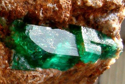 一般翡翠手镯的绿柱石是什么样的宝石？具体都有哪些分类呢？   第2张