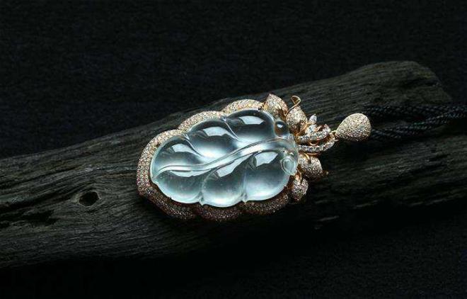 翡翠戒指封底玻璃种与冰种翡翠的区别 辨别玻璃种与冰种翡翠的技巧 