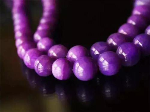 翡翠赌石市场翡翠玉石遇光会褪色的宝石！  第9张