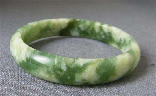 岫岩玉杂质有哪些，对价格有影响吗？  第1张