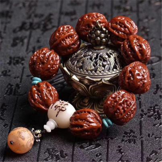 翡翠如何把玩盘一串就能陪伴你到老，这样的手串你有几串？  第1张