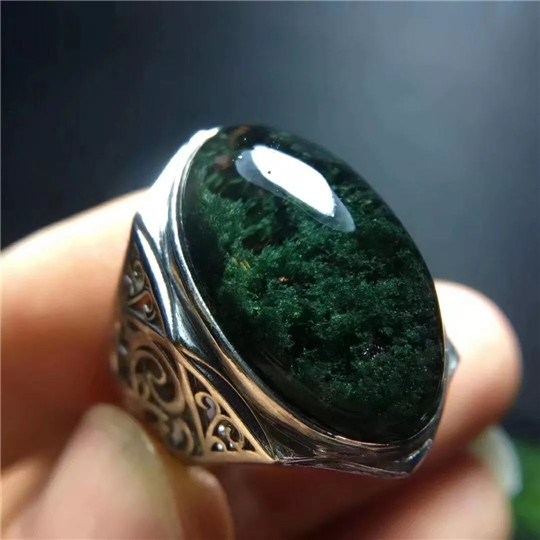 黄底翡翠手镯价格绿幽灵因象征着财富而备受大家的追捧，有收藏价值吗？  第1张