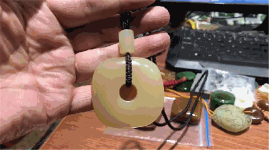 翡翠_手镯_心和田糖玉，你知道多少？它似红糖，是这样吗？  第5张