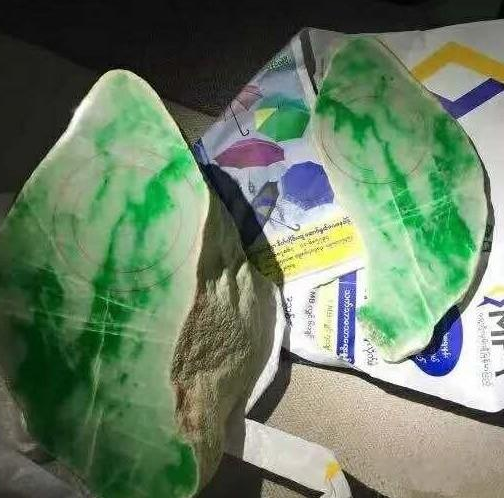 广东揭阳玉石批发缅甸翡翠上大锯，一看木那出奇迹，小伙酒席摆起来了  第2张