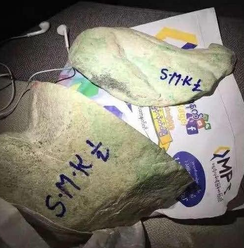 广东揭阳玉石批发缅甸翡翠上大锯，一看木那出奇迹，小伙酒席摆起来了  第1张