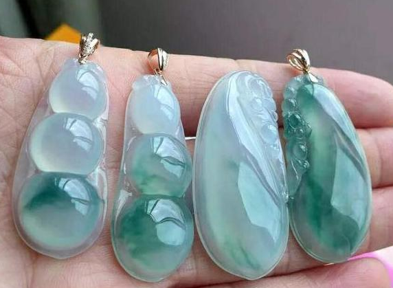 翡翠原石皮壳翻砂图解小伙小千价买的全身冒绿的翡翠原石，几经雕刻，多少钱都不卖  第8张