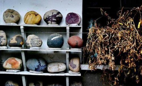 这个村庄的人不种田不种地，却靠捡石头家家买车买房  第5张