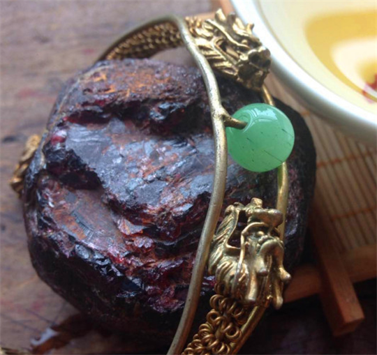 豆绿无水翡翠手镯猫眼石也能走复古风！  第2张