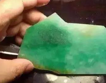 假翡翠原石特征翡翠原石如何解料才能利益最大化？  第5张