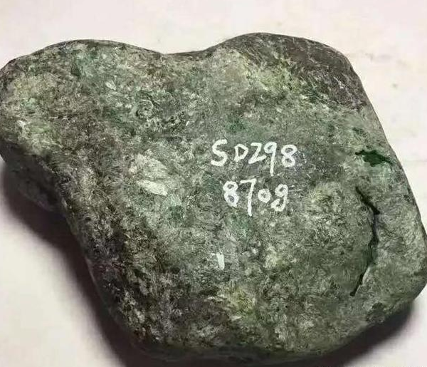 众里寻石千百度，蓦然回首，那原石却在地摊角落处，切开要拍卖？  第1张