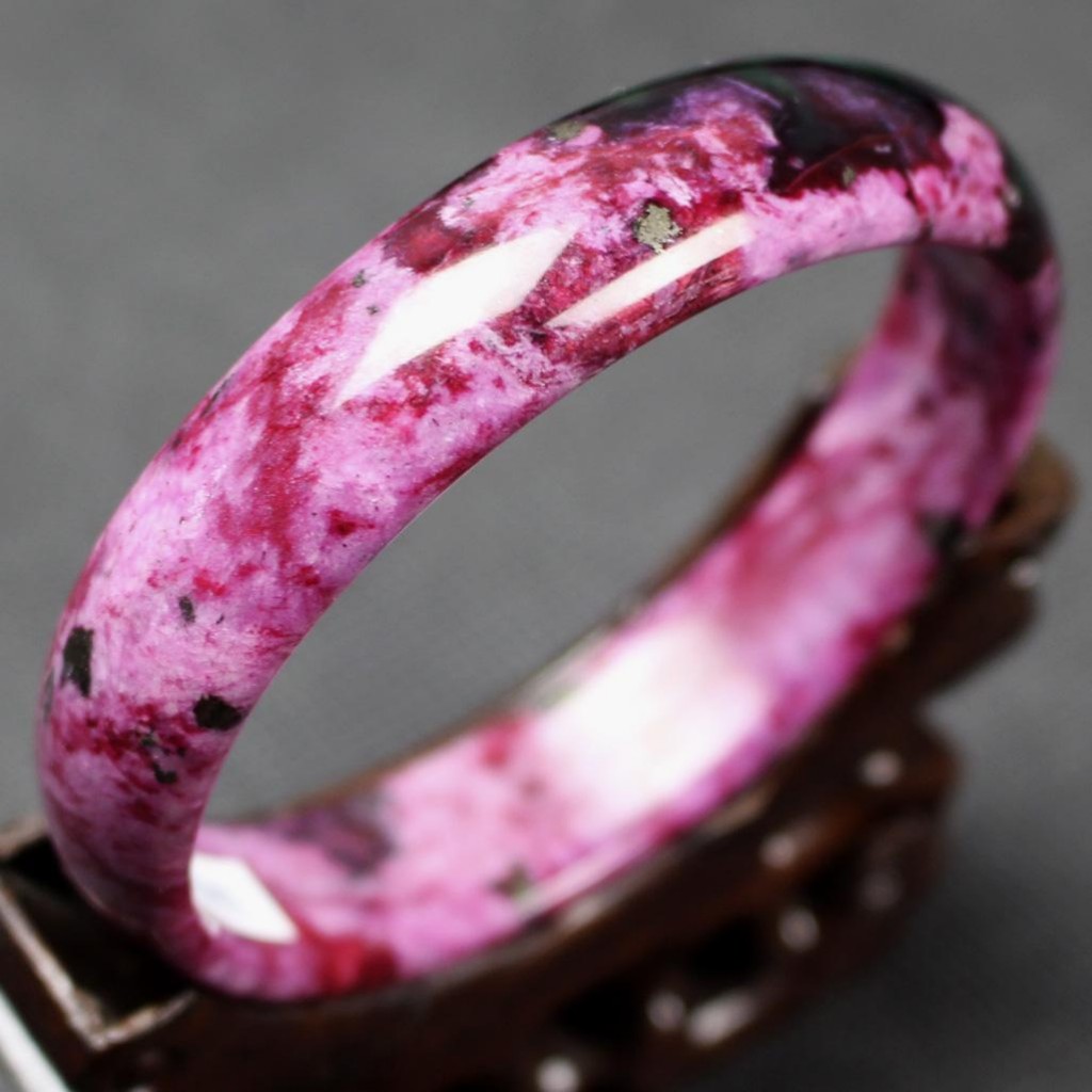 翡翠叶子吊坠多少钱怎样鉴别桃花玉与桃花石 价格哪个高 